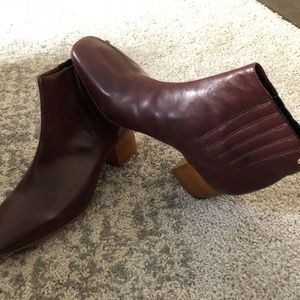 BRAND NEW Vince Camuto Signature Bootie - 7M/37